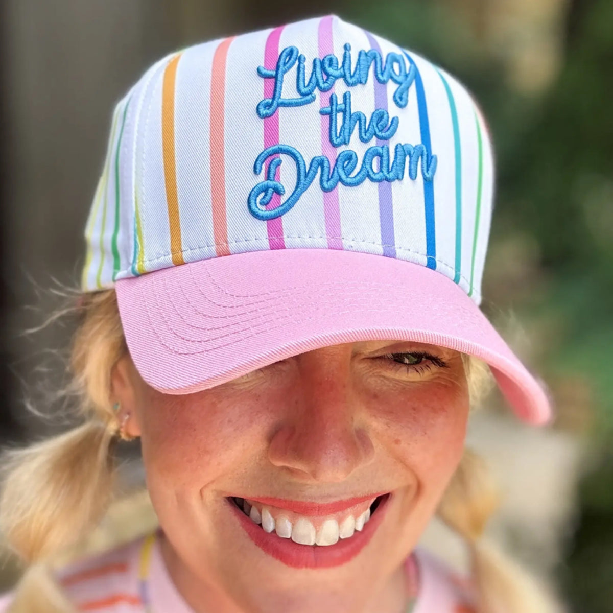 Embroidered baseball cap “living the dream” colorful and pink