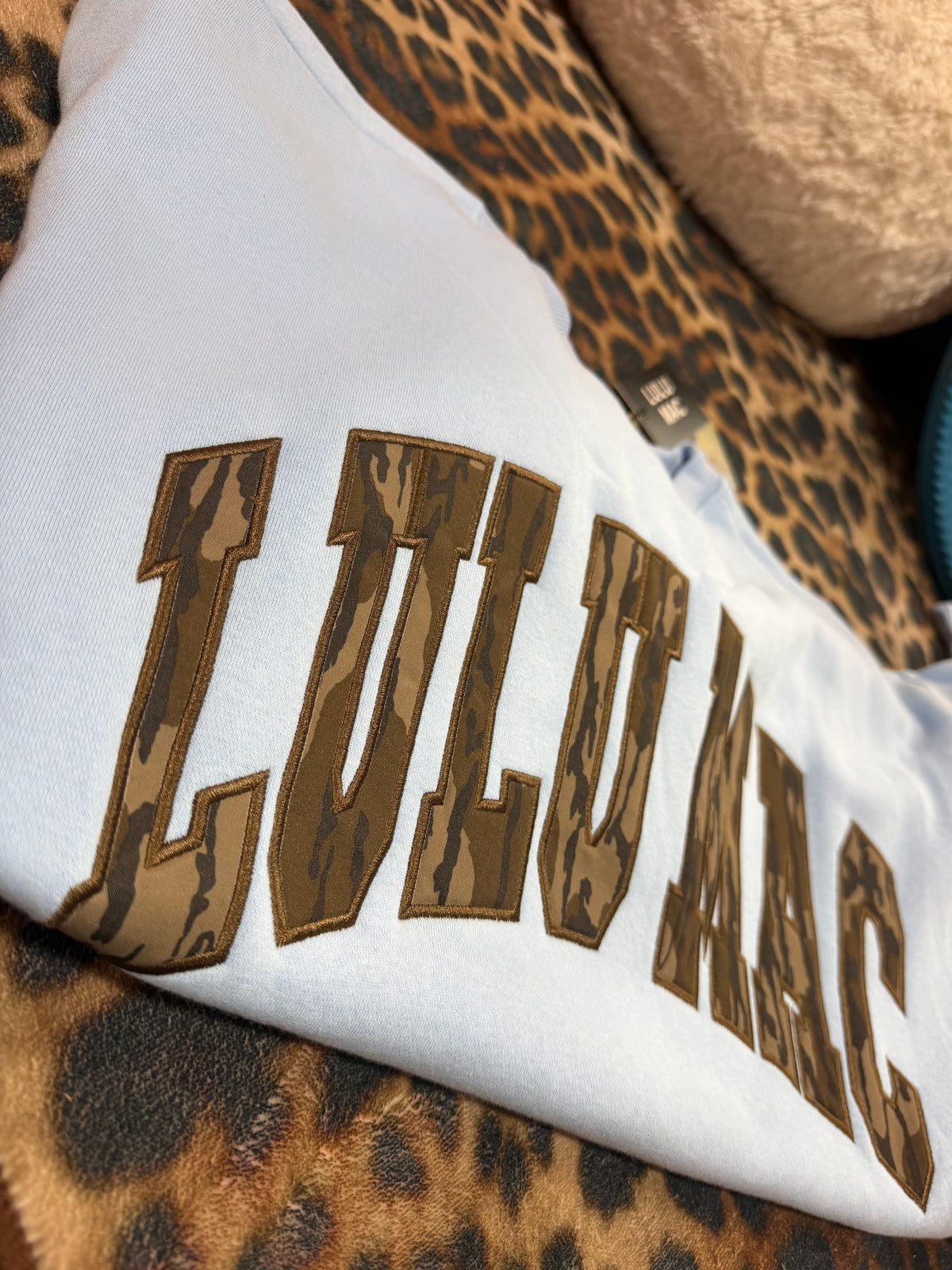 Lulu Mac sweatshirt light blue w/ mossy oak bottomland