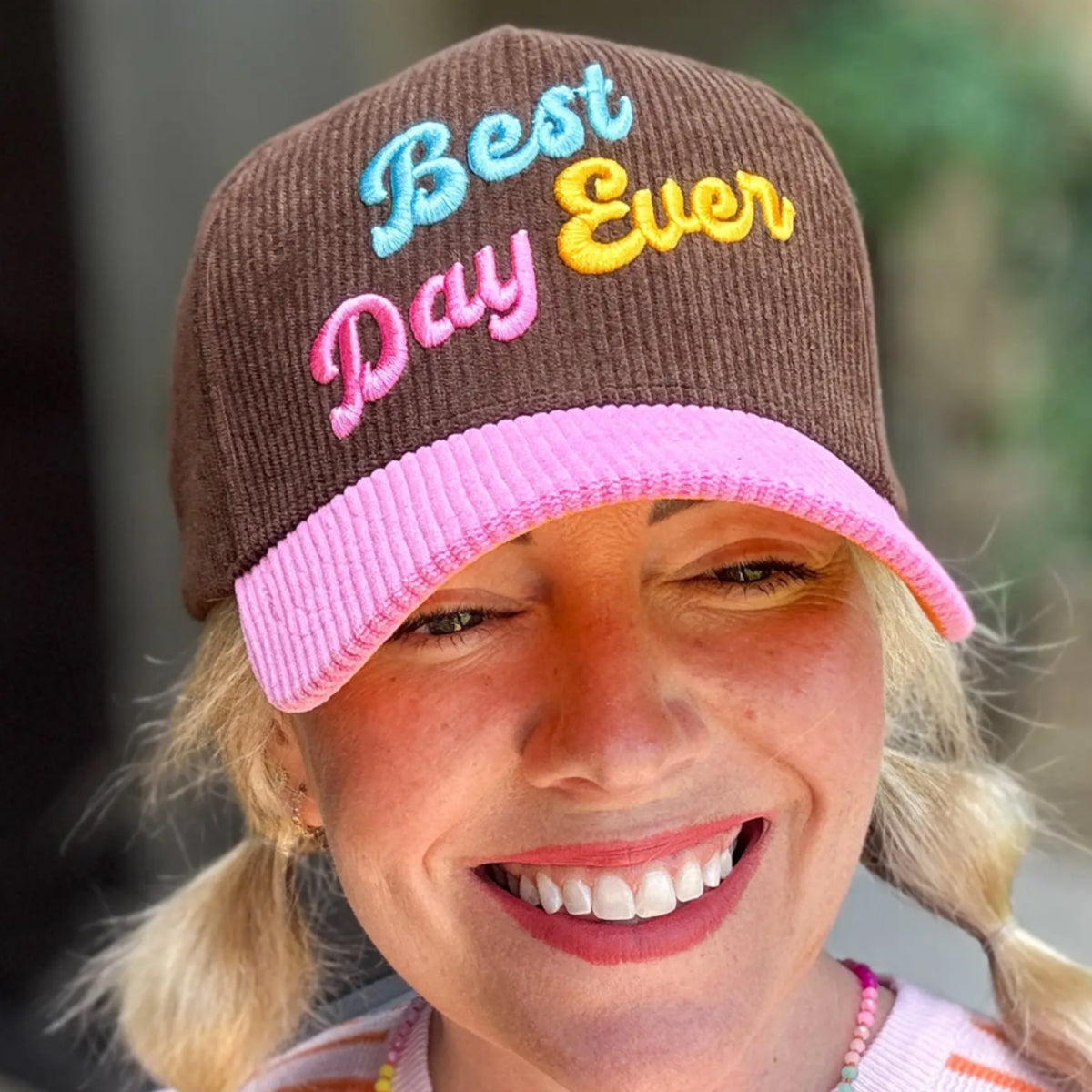Embroidered baseball cap “best day ever” brown corduroy