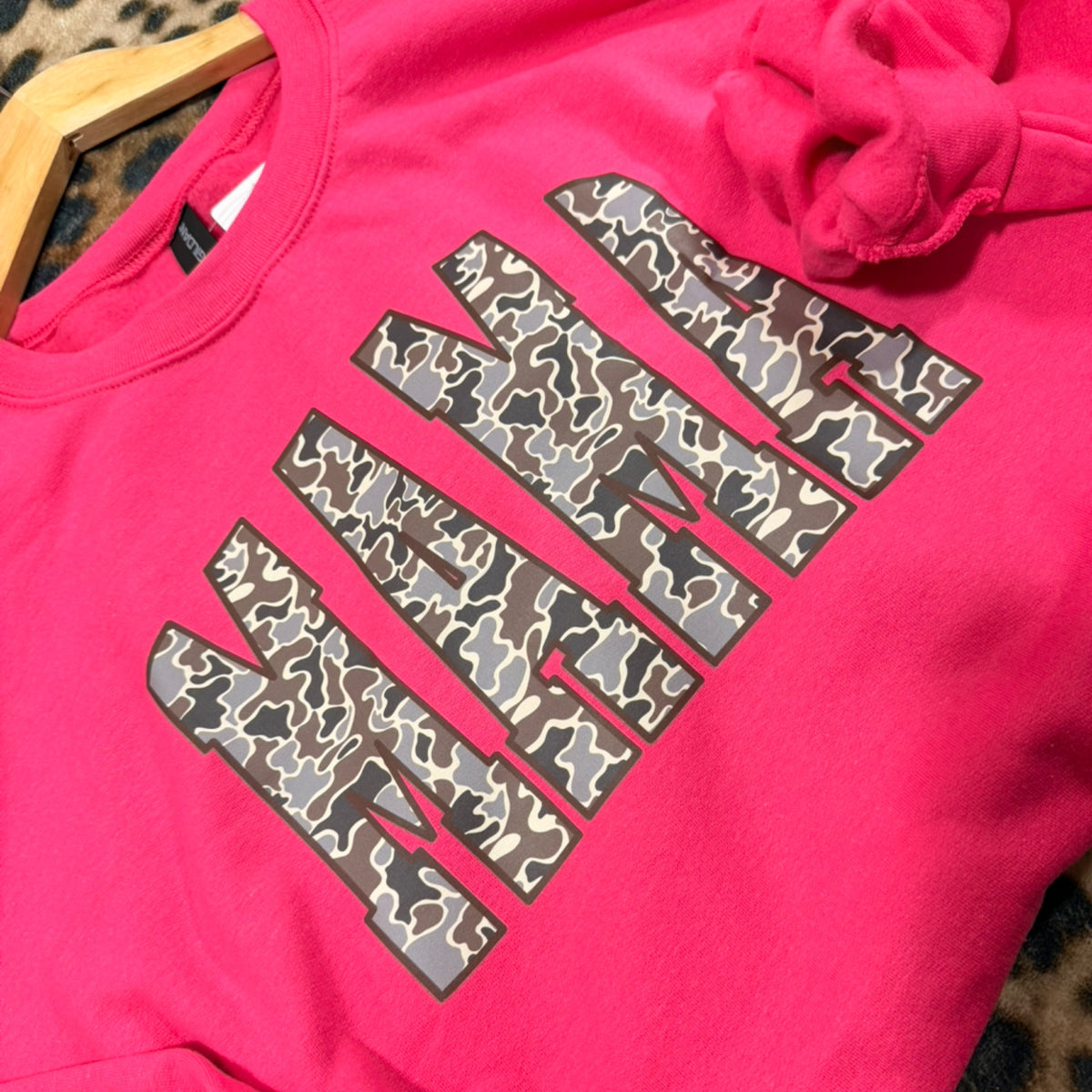 Camo mama gildan crew (sweatshirt) 
